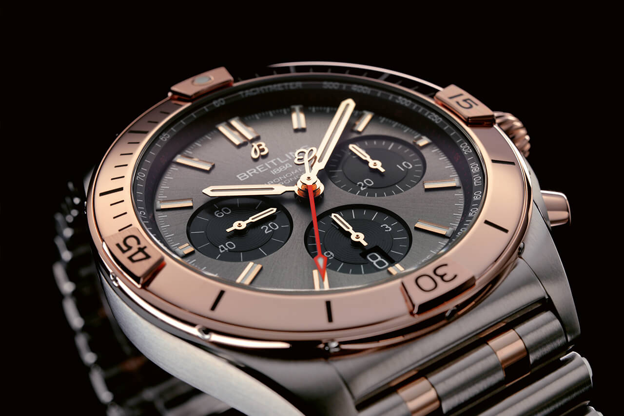 百年靈雙色 Chronomat B01 42 搭配無(wú)煙煤色表盤(pán)和黑色小表盤(pán),以 18k 紅金表圈、表冠和按鈕為亮點(diǎn)_UB0134101B1U1