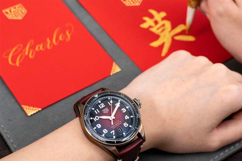 泰格豪雅TAG Heuer送上新春驚喜！推出Autavia特別版紅色腕表及個人專屬利是封-復刻表