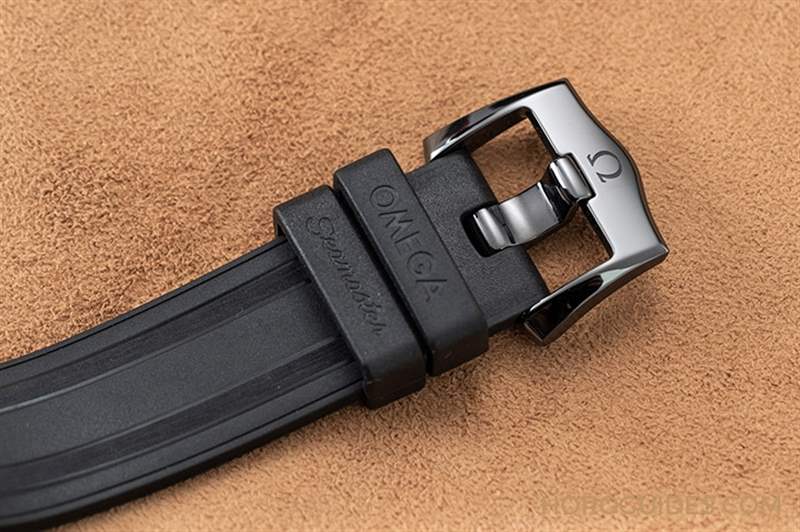 一身黑也要有層次｜歐米茄陶瓷黑海馬Seamaster Diver 300M Black Black-復(fù)刻表