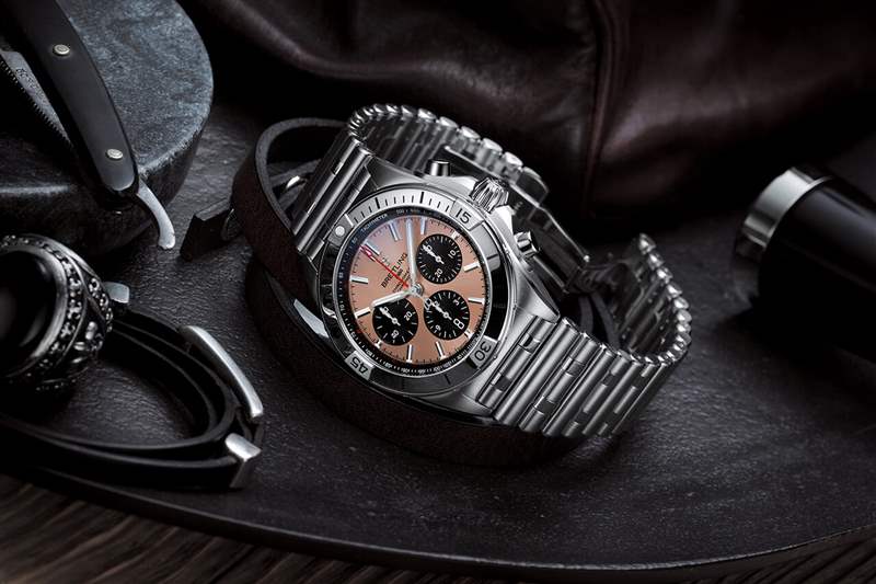 百年靈 Chronomat B01 42,帶有銅色表盤(pán)和黑色對(duì)比色計(jì)時(shí)盤(pán)