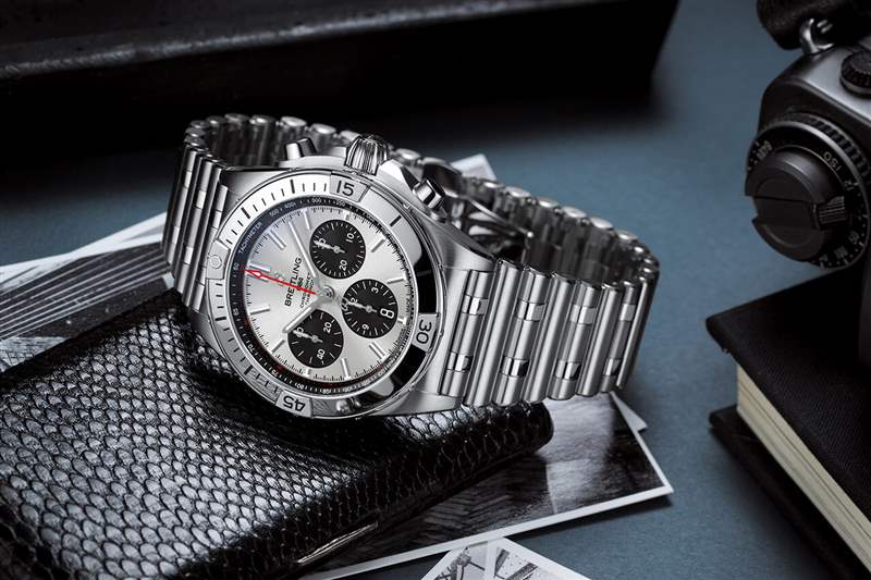 百年靈 Chronomat B01 42,銀色表盤(pán)和黑色對(duì)比色計(jì)時(shí)盤(pán)