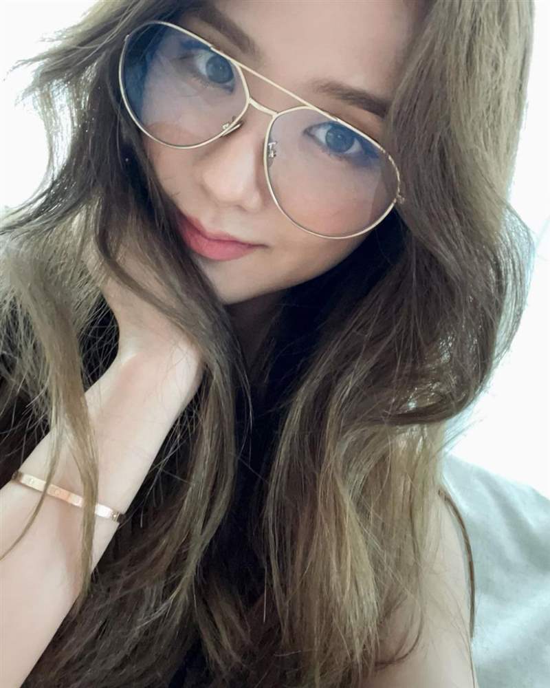 Jisoo私服珠寶手表造型特搜！「卡地亞Tank表、LOVE戒指」打造都會個性范本-復刻表