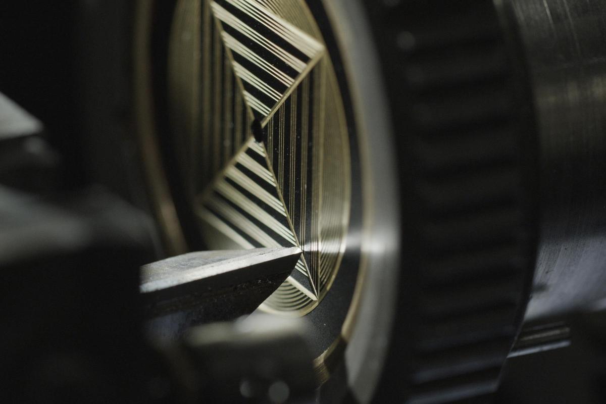 Louis Erard挑戰(zhàn)最親民的機(jī)刻雕花工藝?-復(fù)刻表