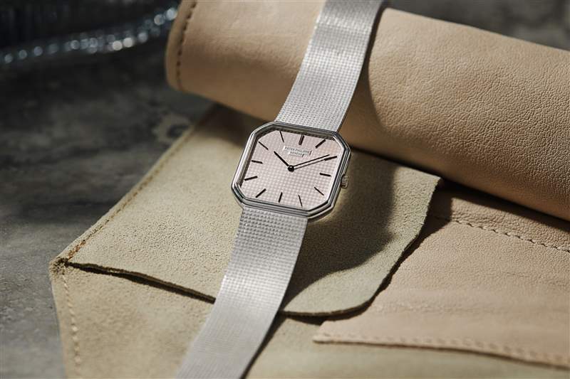 復(fù)古手表兩枚金百達翡麗，一枚 1980 年代帶有世界時間表圈的 Sinn 計時碼表，以及一枚 1974 年勞力士蠔式萬年歷腕表-復(fù)刻表