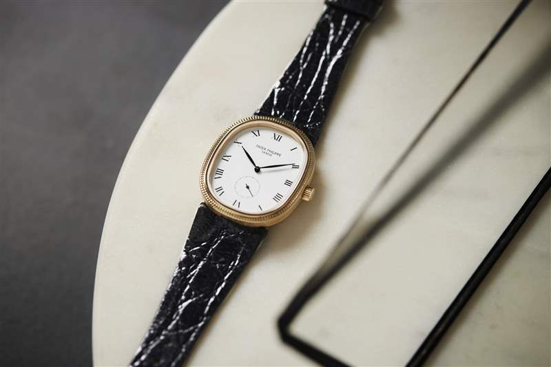 復(fù)古手表兩枚金百達翡麗，一枚 1980 年代帶有世界時間表圈的 Sinn 計時碼表，以及一枚 1974 年勞力士蠔式萬年歷腕表-復(fù)刻表