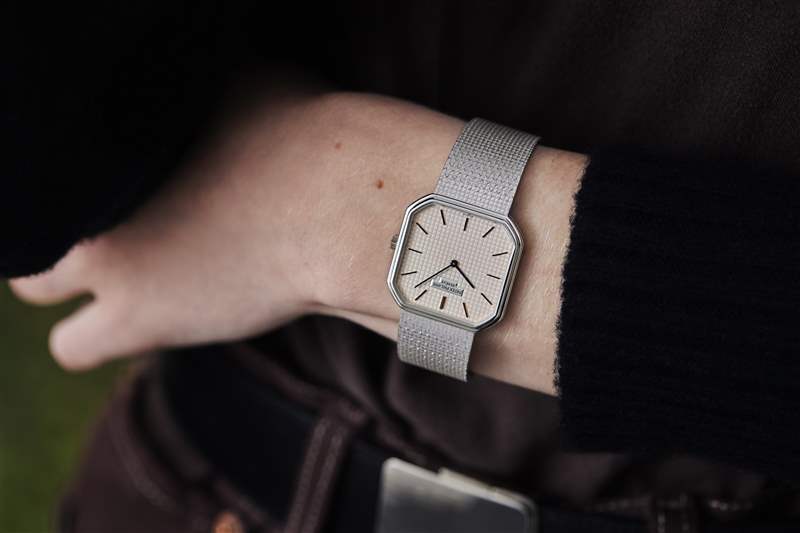 復(fù)古手表兩枚金百達翡麗，一枚 1980 年代帶有世界時間表圈的 Sinn 計時碼表，以及一枚 1974 年勞力士蠔式萬年歷腕表-復(fù)刻表