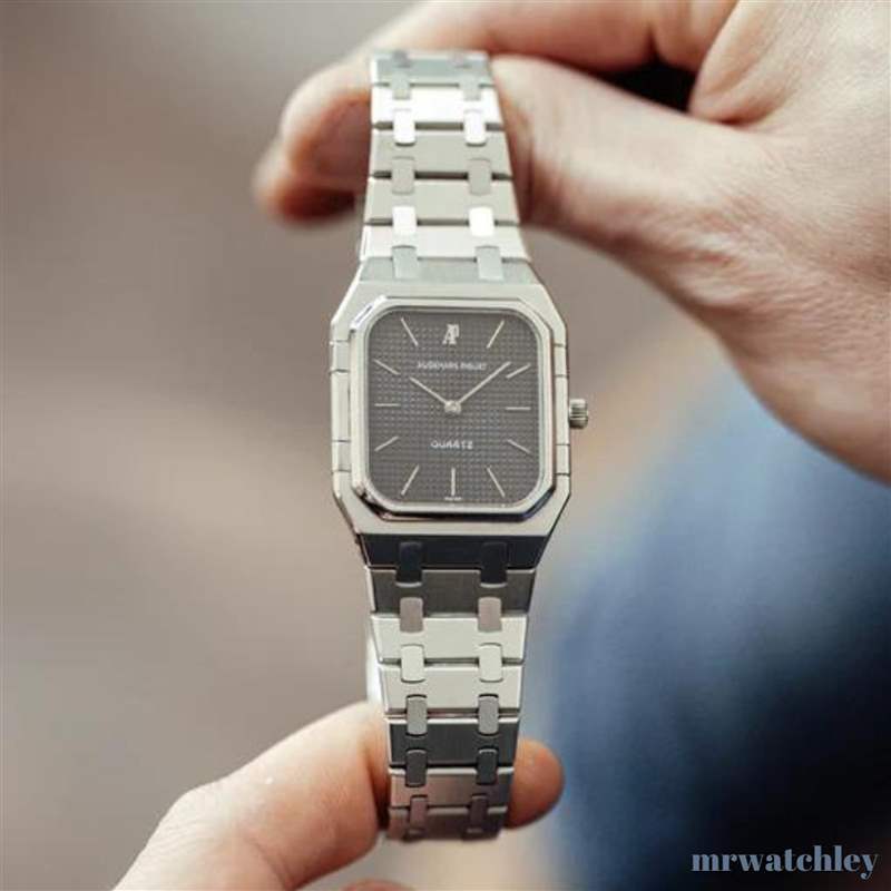 AP皇家橡樹手表竟有不同形狀長(zhǎng)方形表殼太奇特生產(chǎn)10年遭叫停-復(fù)刻表