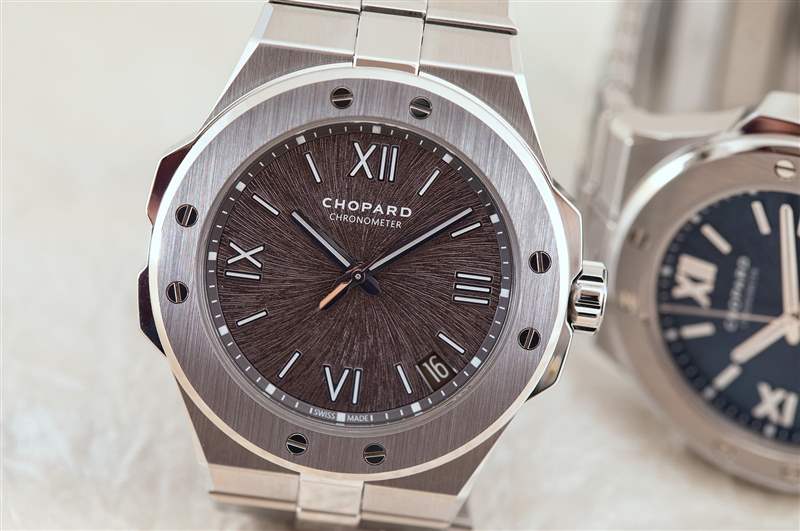 偷比。帶有集成手鏈的不銹鋼手表不是來自通常的嫌疑人-復刻表