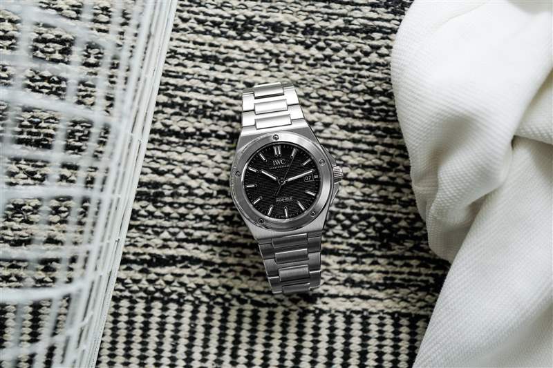 推出全新萬國工程師自動腕表40-復刻表