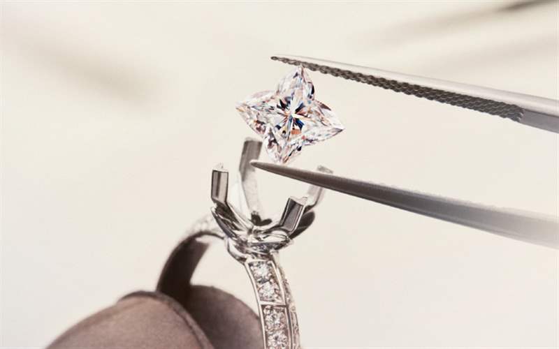 Louis Vuitton推出LV Diamonds系列：標(biāo)志性LV Monogram星形鉆石切割-復(fù)刻表