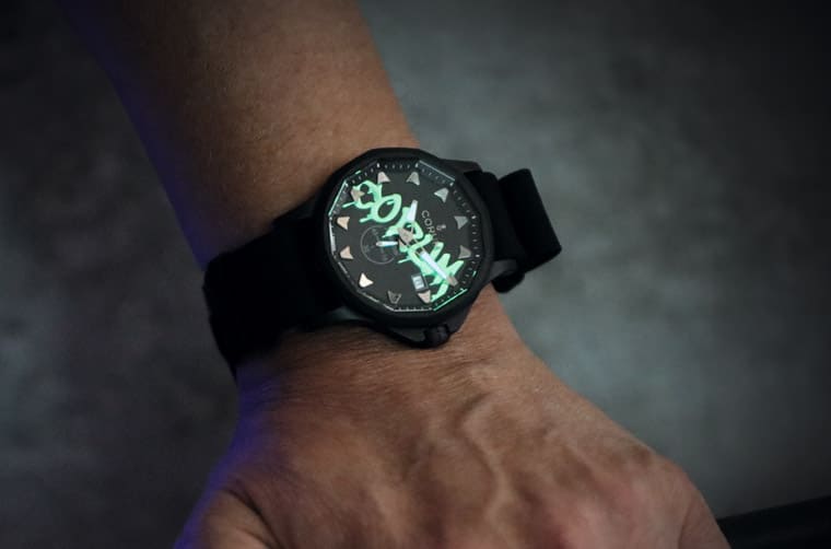 昆侖表海軍上將小三針以陶瓷表殼結(jié)合涂鴉藝術(shù)揮灑現(xiàn)代風(fēng)格-復(fù)刻表